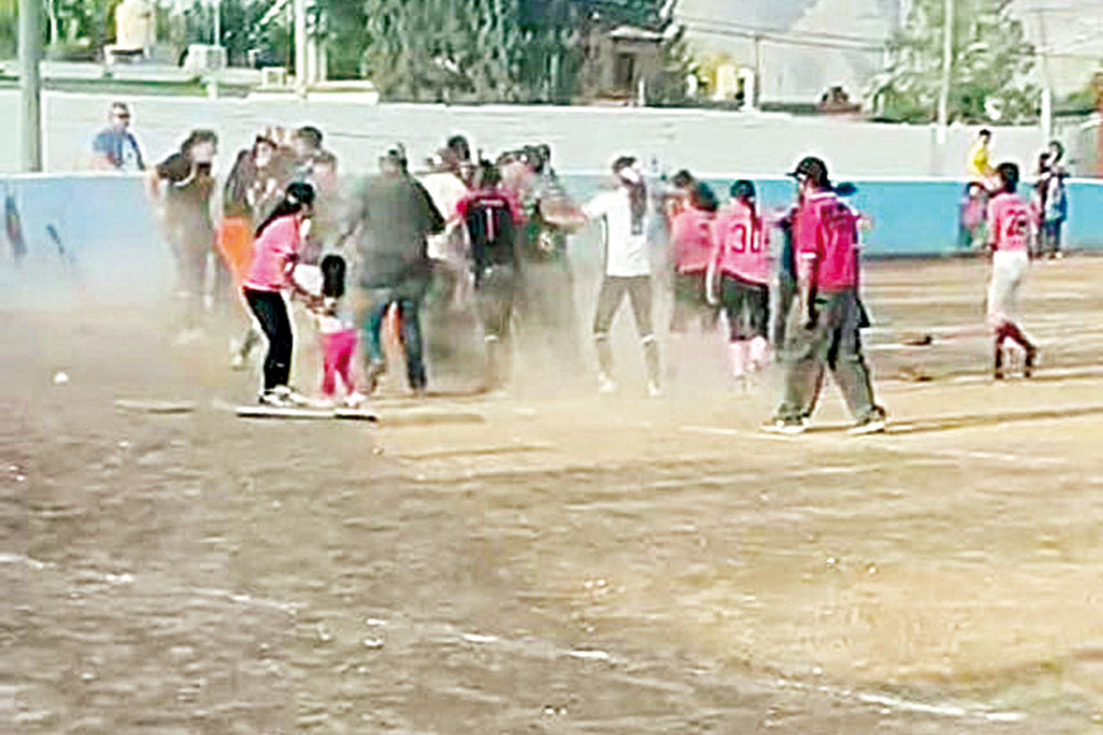 Video: Desatan mujeres violencia durante juego de softbol