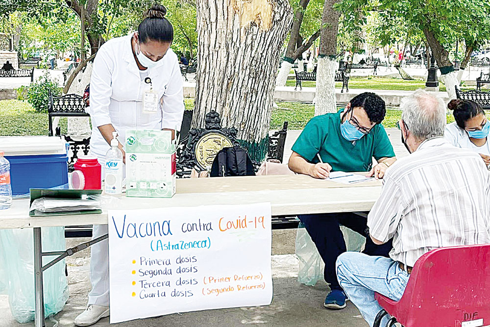 Inmunizan contra Covid en plaza de San Buena