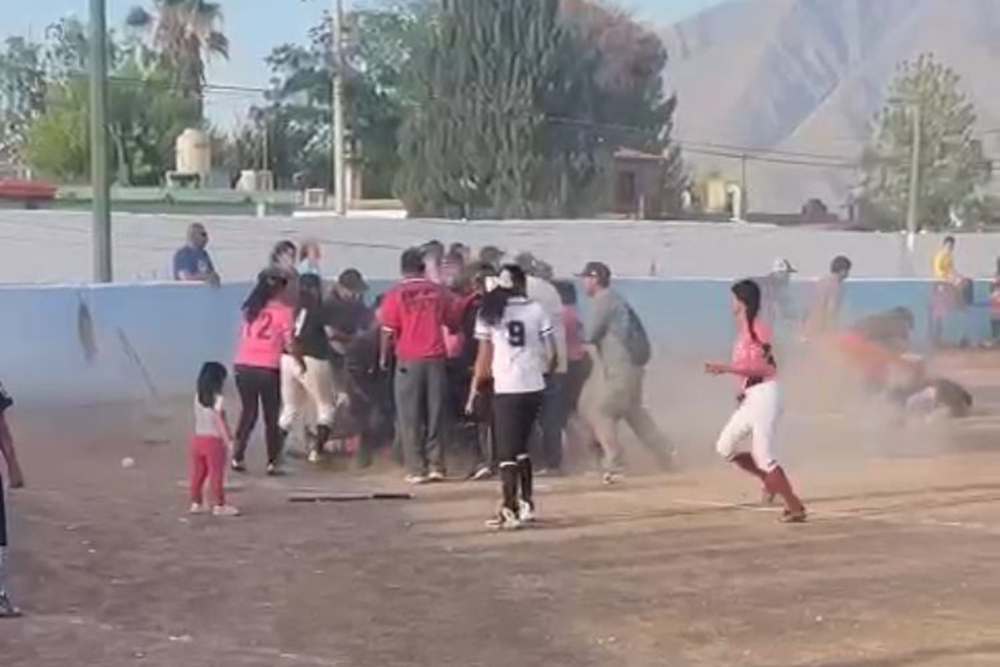 Video: Termina en pelea partido de  softbol de mujeres