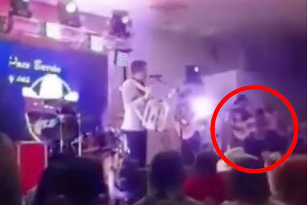 Paco Barrón regala rosas en concierto, fan va por una y exnovio la acuchilla en pleno escenario