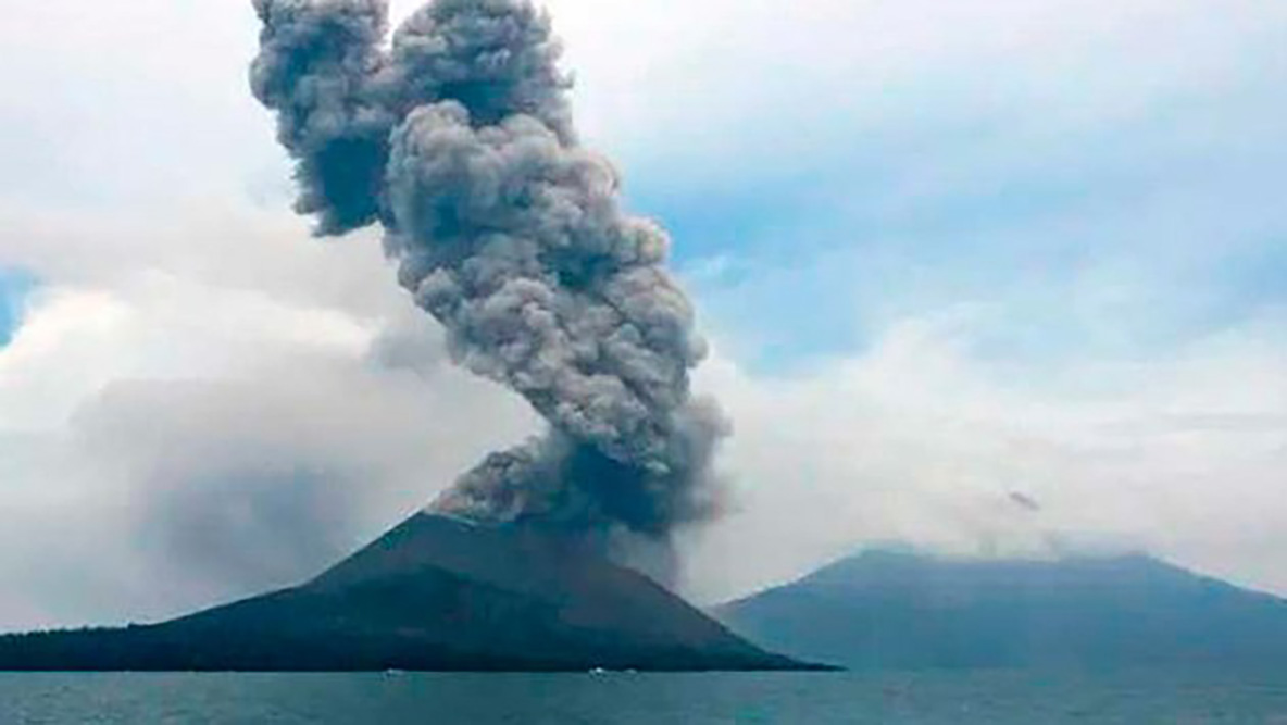 Apocalíptica erupción de Krakatoa dejó gigantesca nube de ceniza en Indonesia