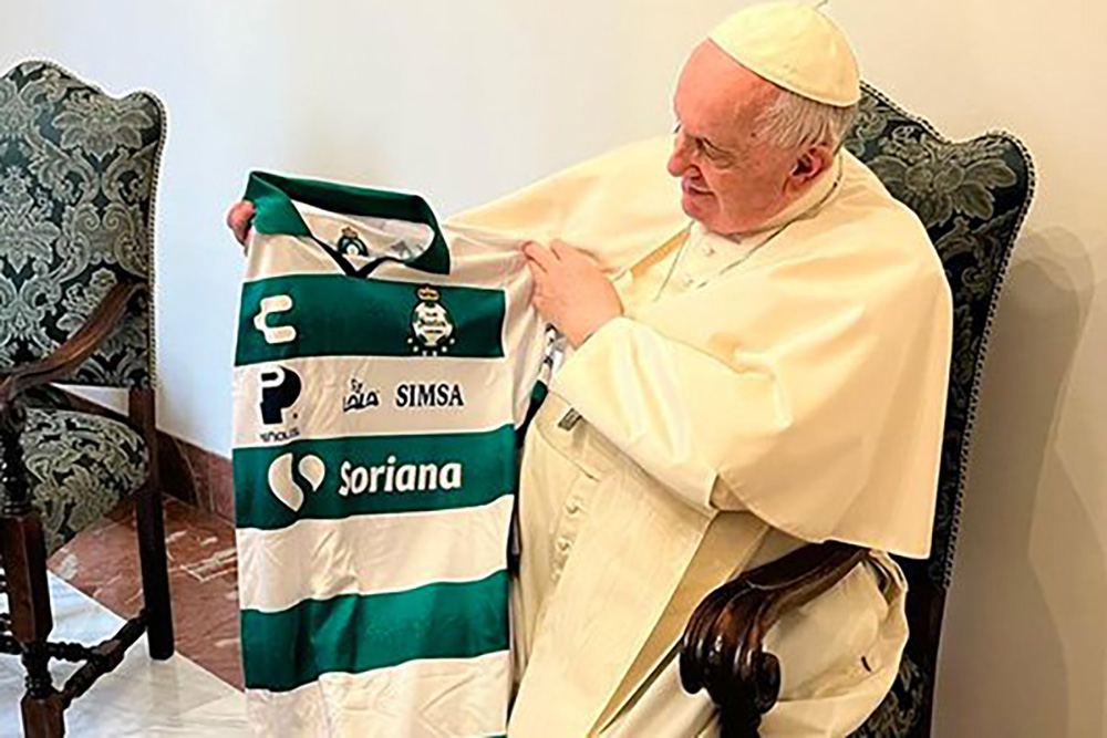 ‘Todos estamos llamados a ser Santos’, Papa Francisco posa con playera de los Guerreros
