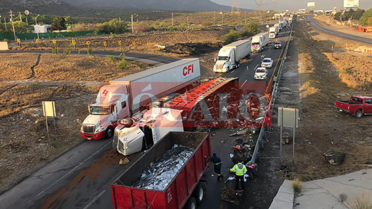 Vuelca tráiler en la Saltillo-Monterrey y paraliza el tráfico por horas