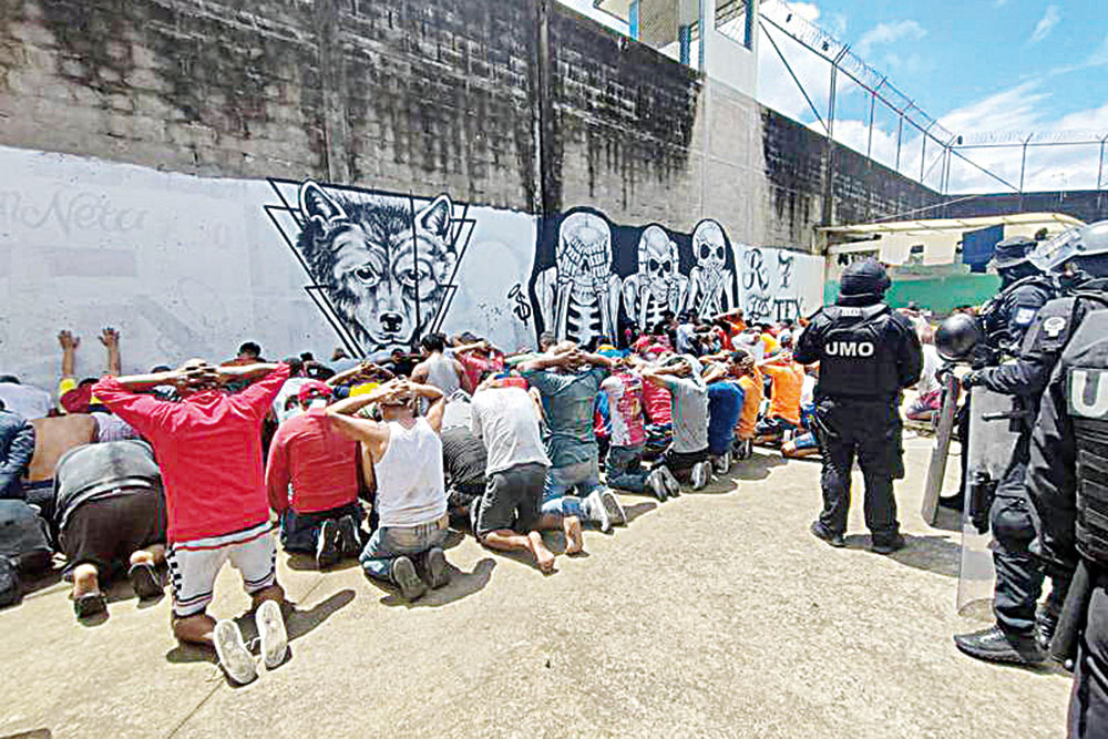 Masacran a 43 reos en cárcel de Ecuador