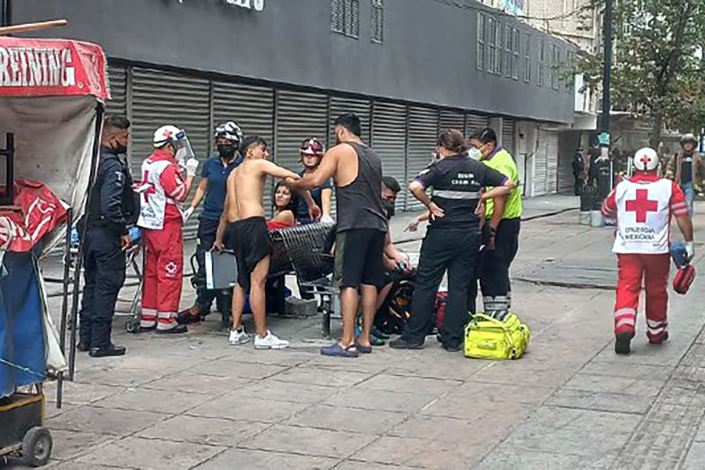 Se incendian departamentos en Centro de Monterrey; hay una persona muerta y varios intoxicados