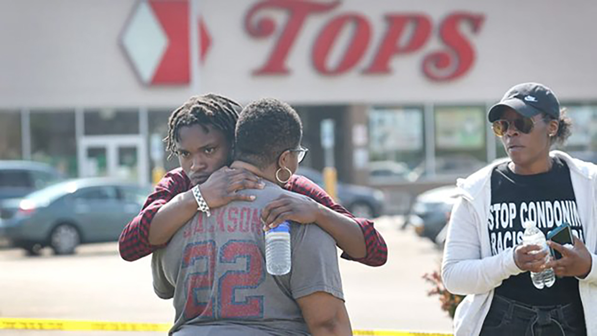 ‘Me escondí; sólo oía un disparo tras otro’: sobrevivientes relatan la horrible matanza en supermercado de Buffalo