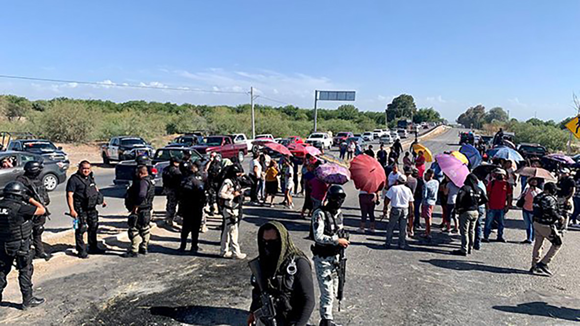 Bloquean carretera Torreón-San Pedro para denunciar abuso de menor