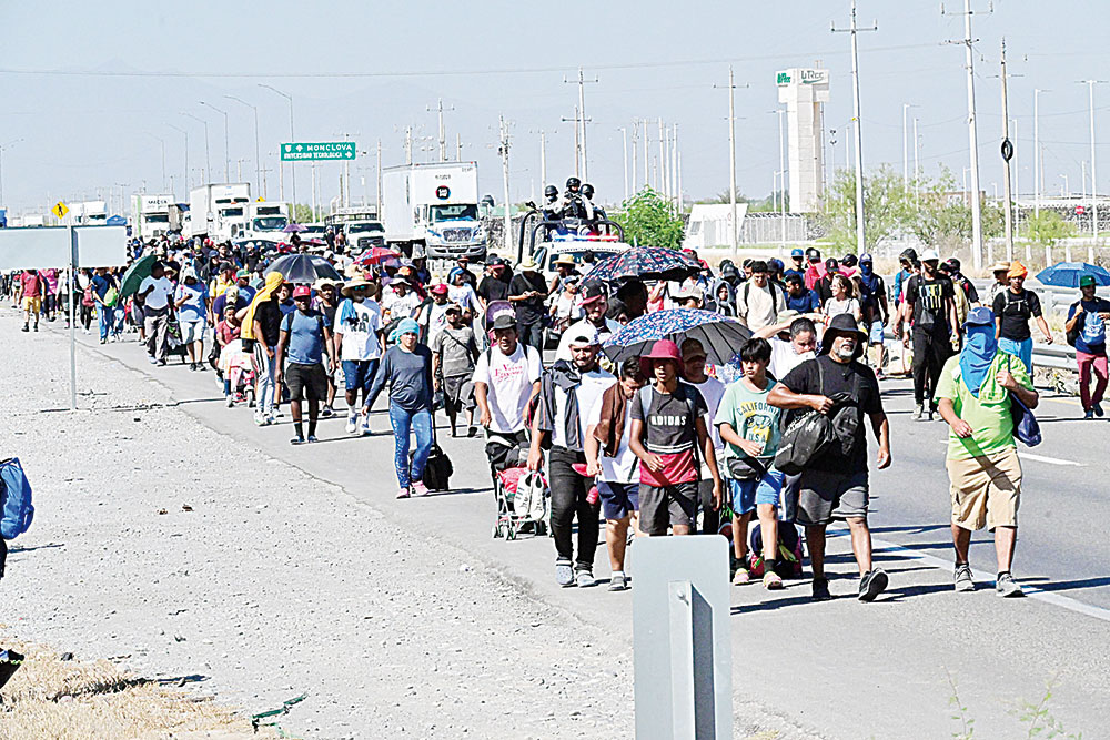 Se van migrantes y desatan el caos