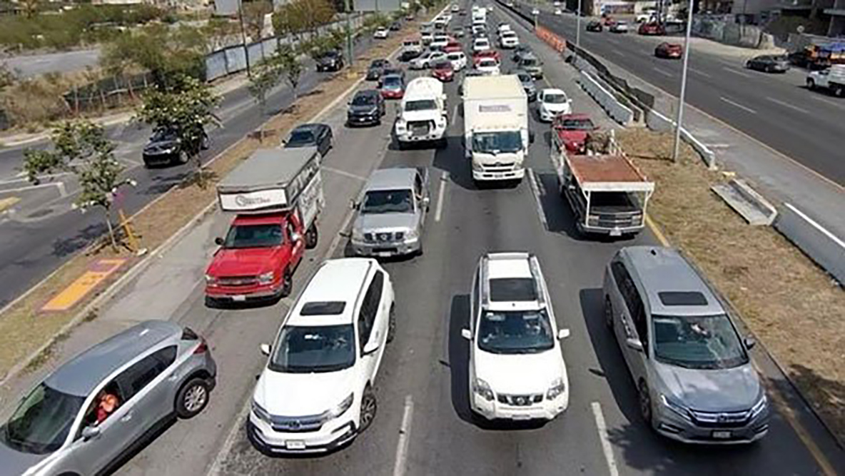 Bloquean con autos Carretera Nacional por falta de agua en Monterrey