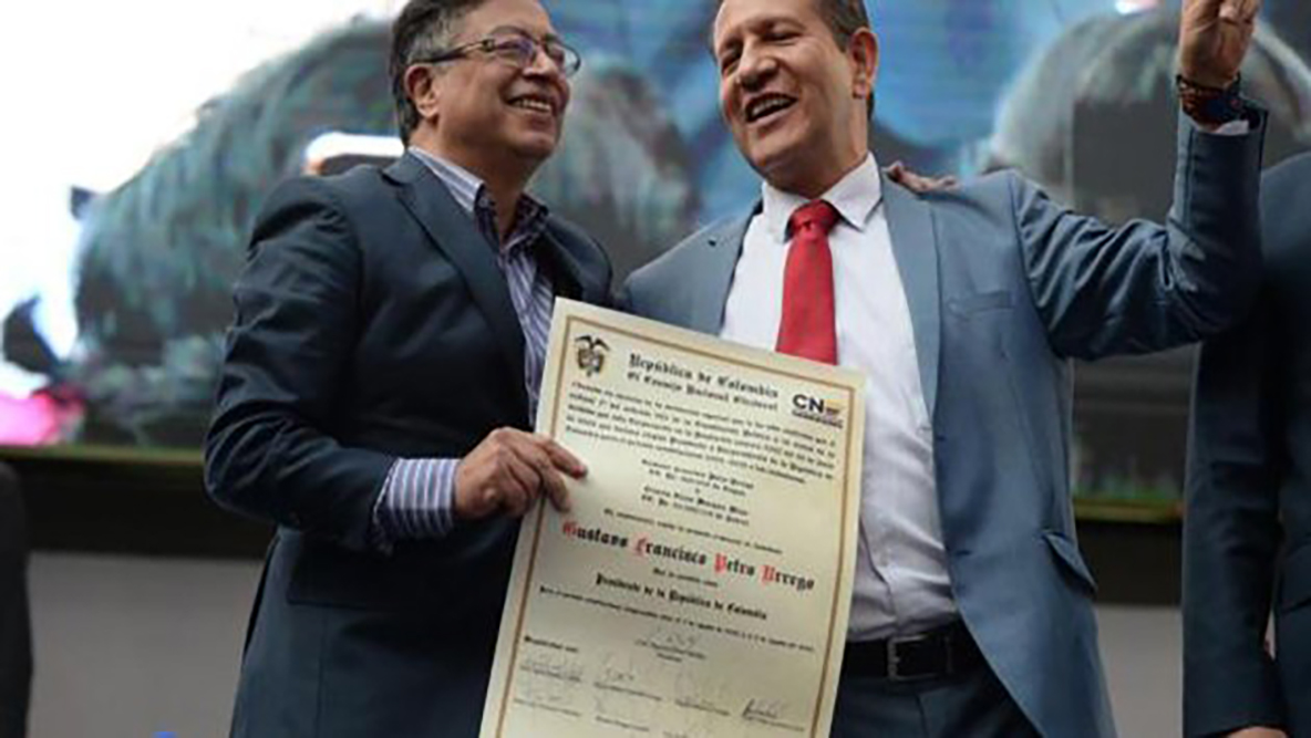 Gustavo Petro recibe constancia como presidente electo de Colombia