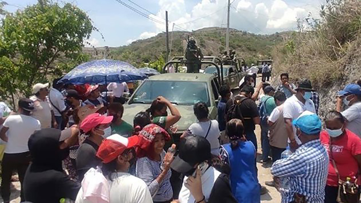 Retienen a militares tras quema de vehículos en Guerrero
