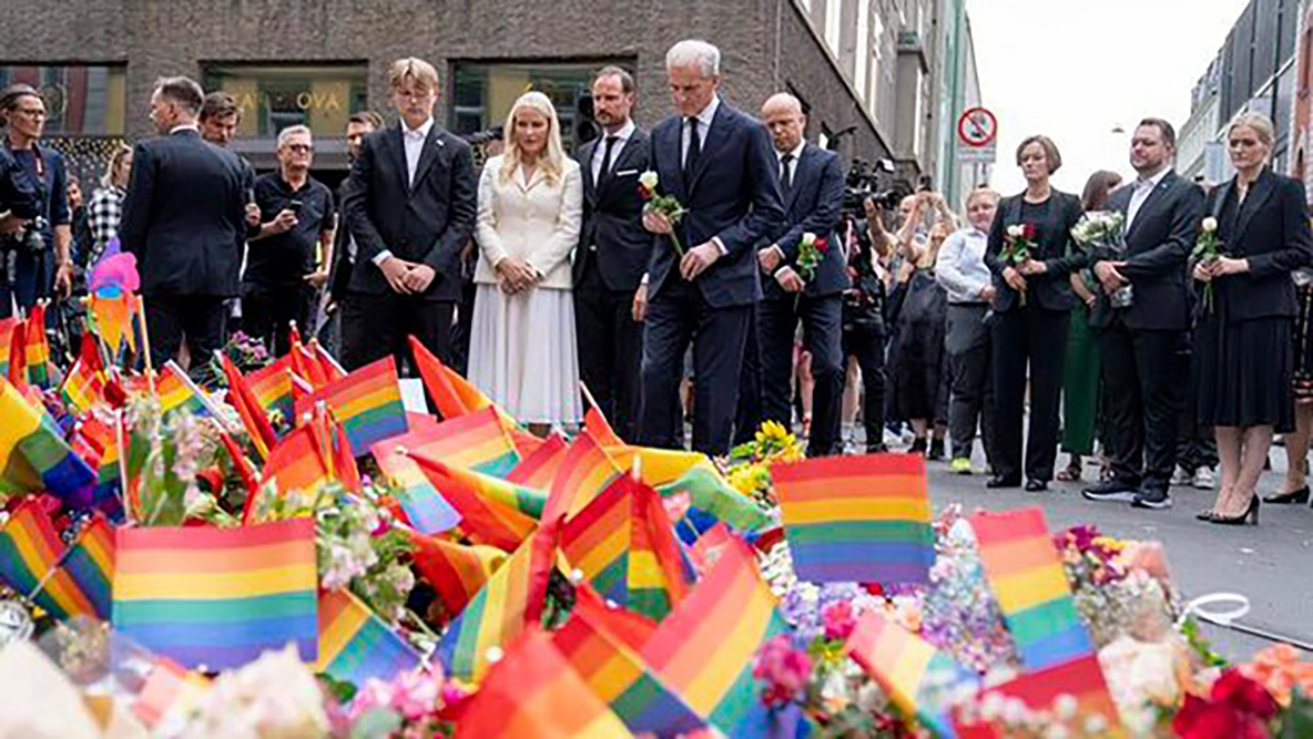 ‘Las balas no pueden matar el amor’: Noruega rinde homenaje a víctimas de tiroteo en bar gay de Oslo