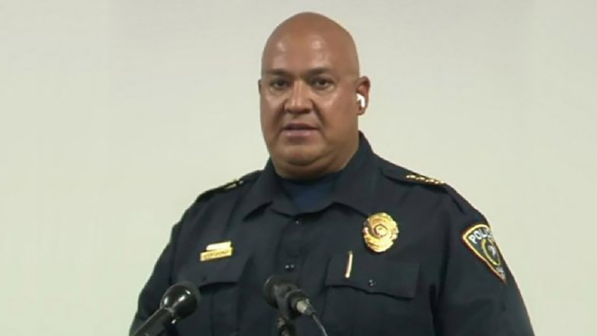 Suspenden a jefe de policía en Uvalde tras masacre en primaria de Texas