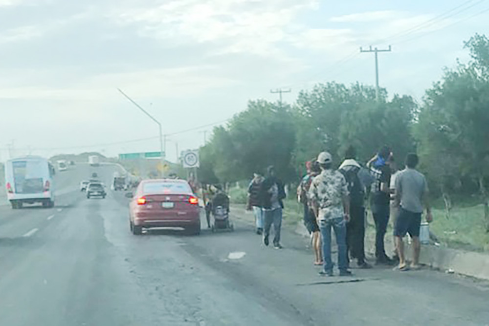 Avanzan migrantes a la frontera de Coahuila; caminan cientos de venezolanos y cubanos por la 57 