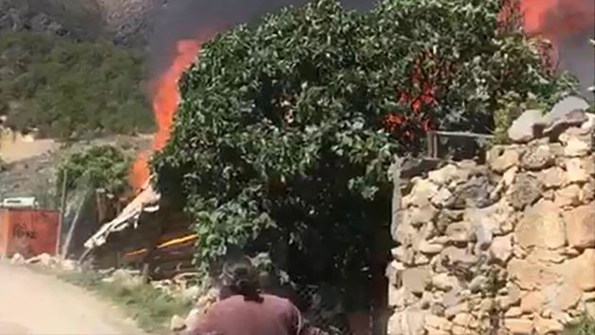 Mueren dos niños al quedar atrapados en incendio de su vivienda en la Sierra de Santiago