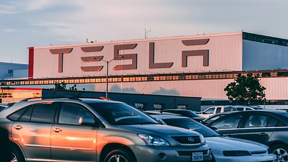 China prohíbe uso de autos Tesla por posible ‘espionaje americano’