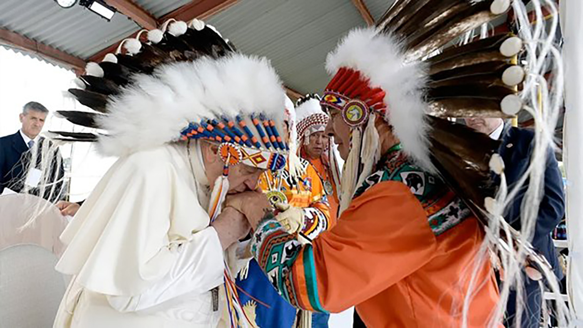 Canadá: Trudeu pidió al papa que devuelva objetos indígenas y abra los archivos