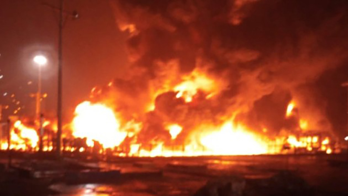Cae rayo en refinería de Pemex y causa incendio; hay un muerto