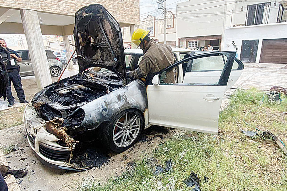Arde automóvil por ‘corto’ en la colonia Petrolera