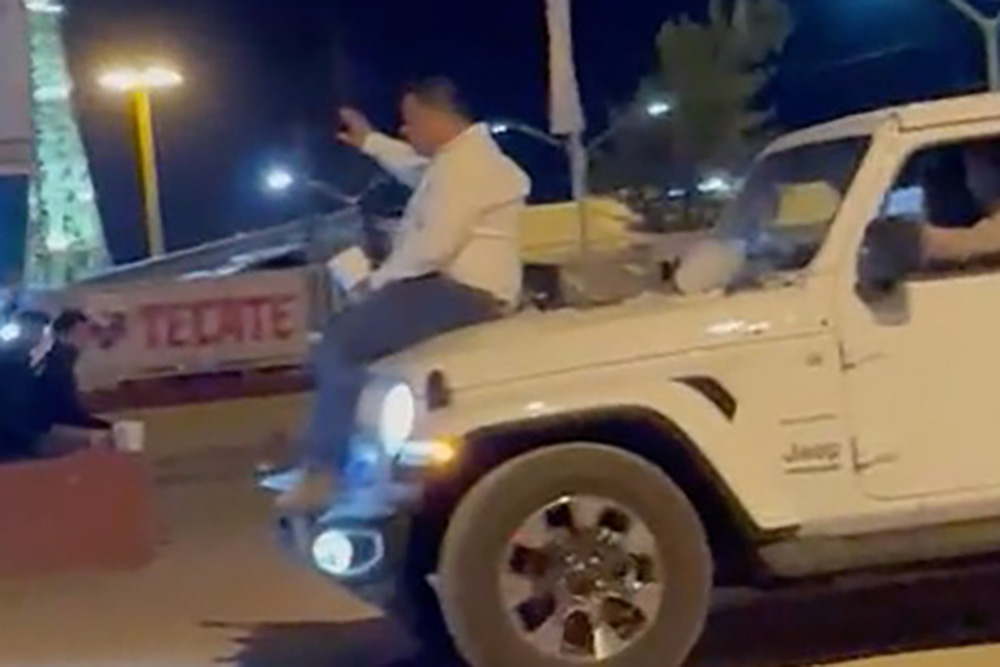 Alcalde de Morena de San Juan de Sabinas pasea ebrio en cofre de auto luego de concierto de Los Dos Carnales