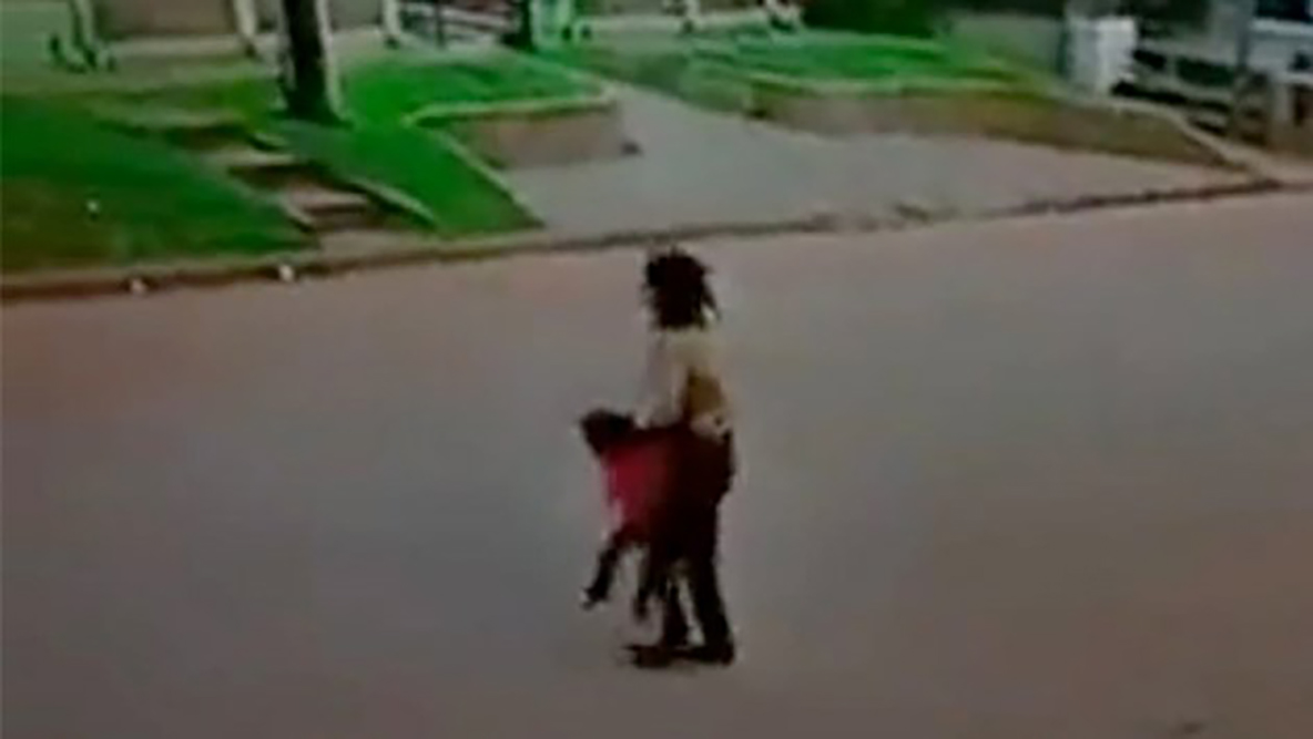 Mujer es captada golpeando brutalmente a su bebé en la calle