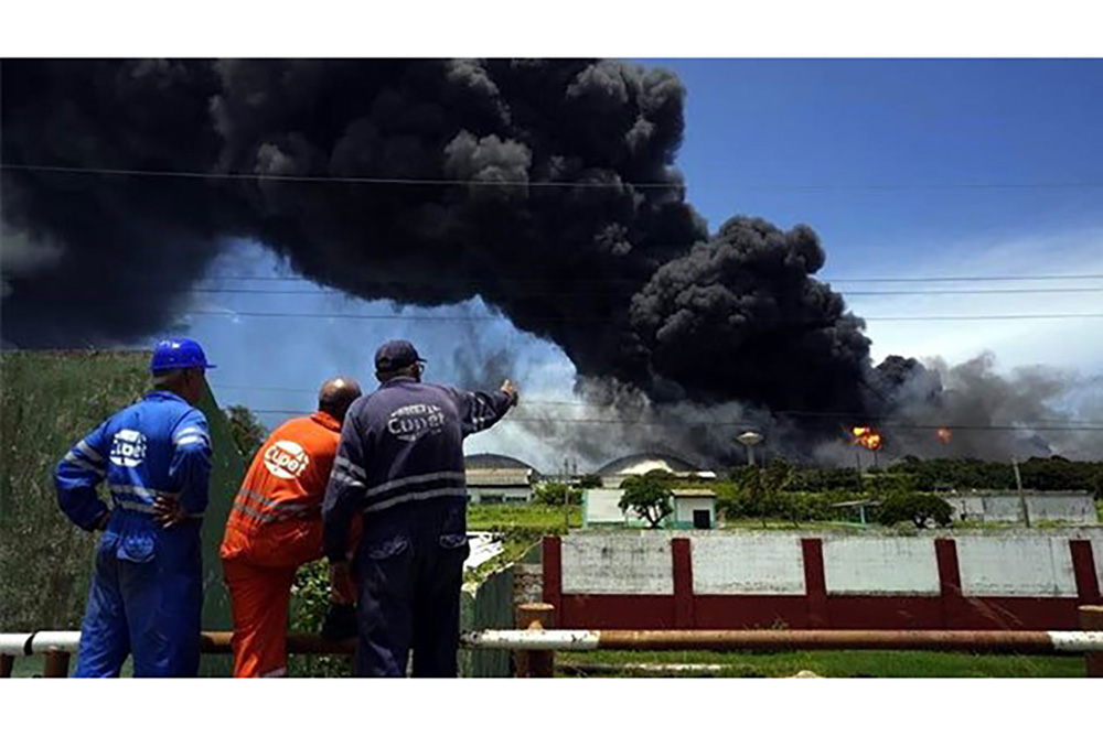 Equipo de Pemex irá a Cuba por incendio en tanque de crudo