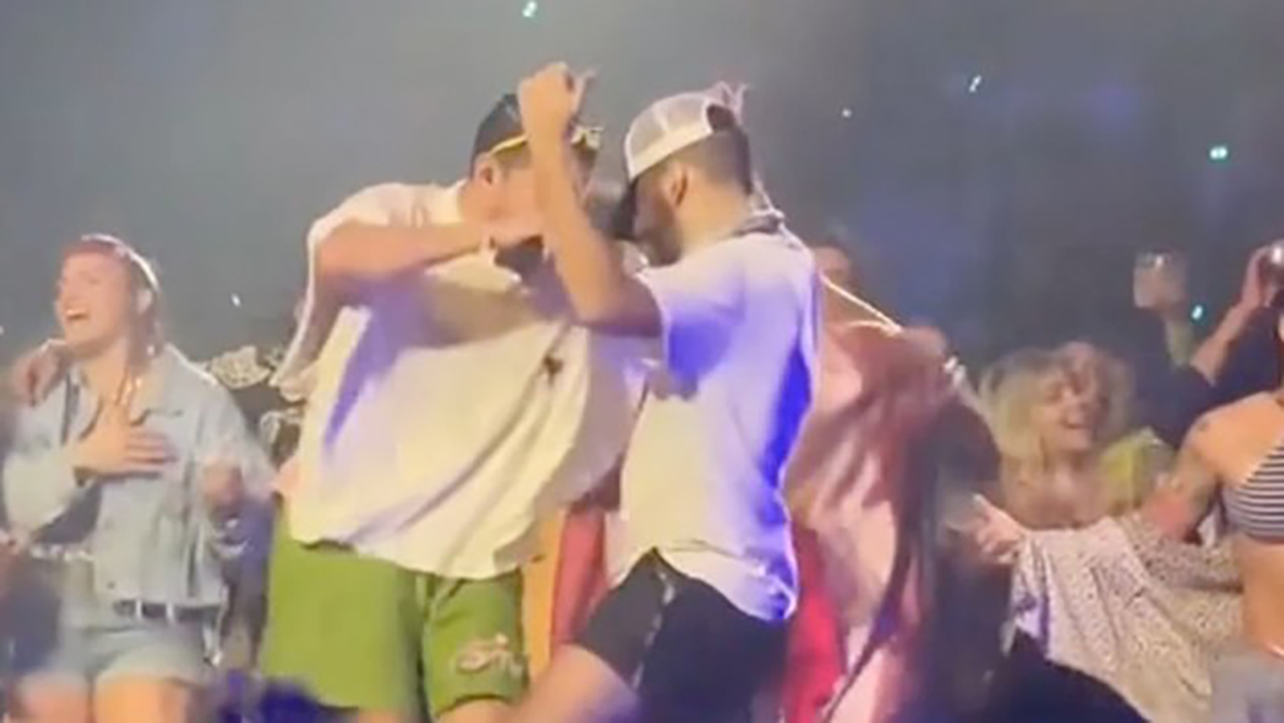 VIDEO: Bad Bunny baila pegadito con uno de sus fans en concierto