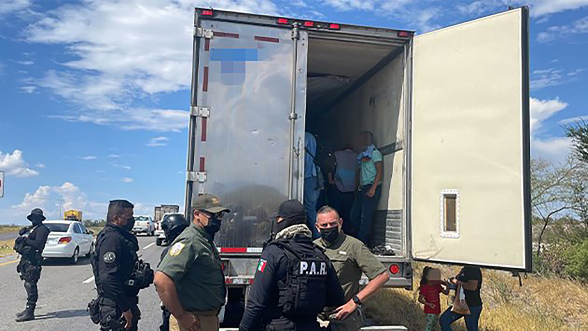 Asegura Policía estatal tráiler con 127 migrantes en la carretera federal 57