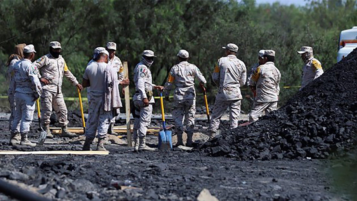 Claman ayuda internacional; se desesperan familias de mineros