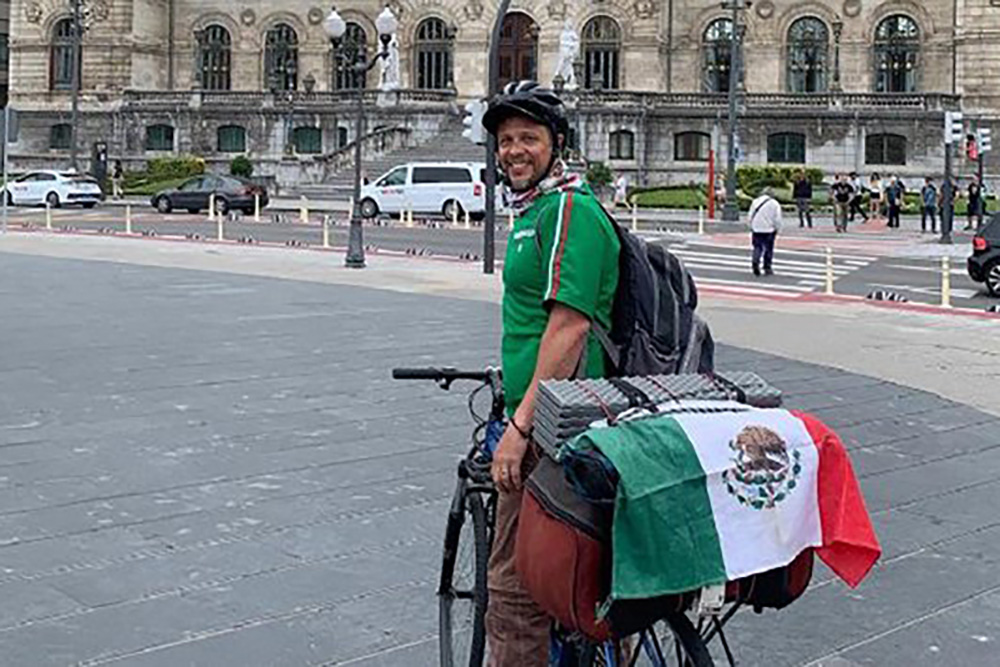 Mochilero mexicano cumple su meta de recorrer 100 países