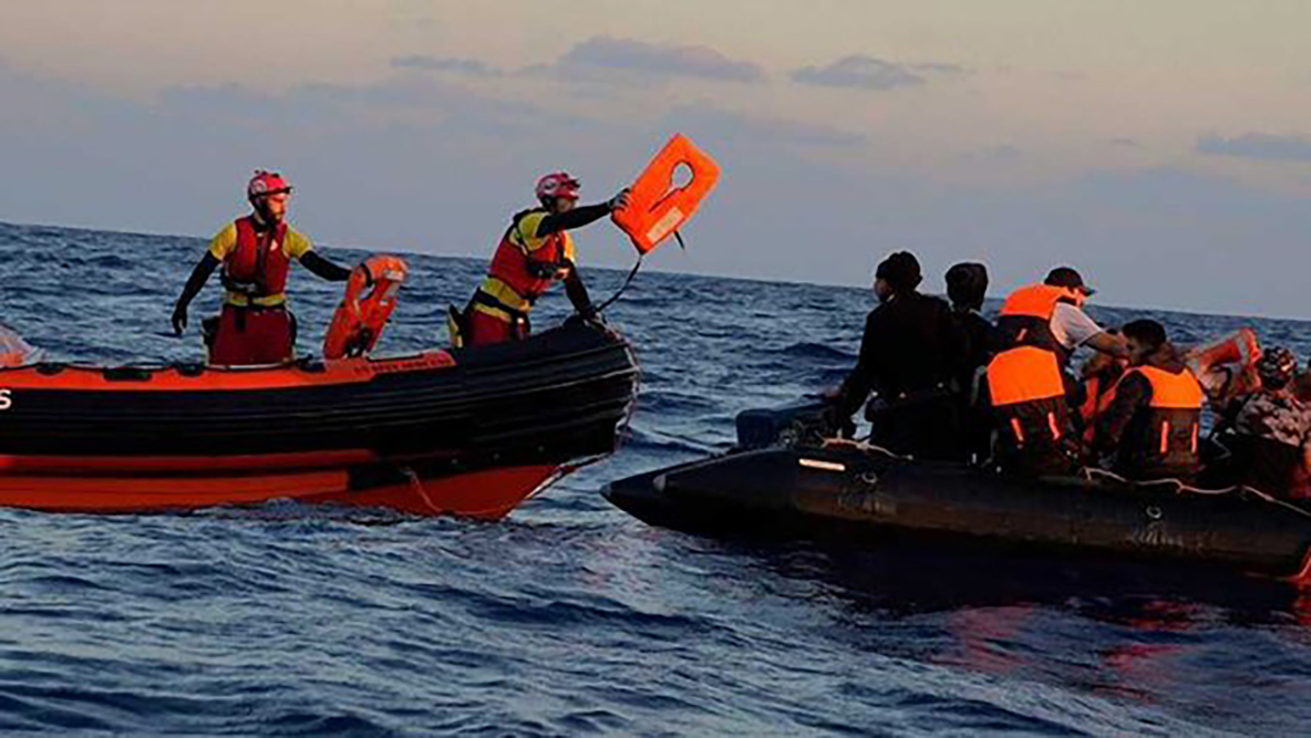 Suman 100 migrantes muertos tras naufragio frente a Siria