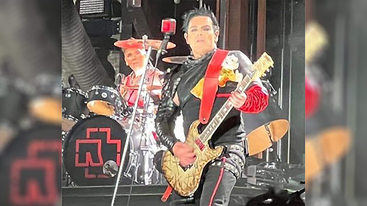 Peluche ‘rockero’ de Dr. Simi logra llegar al escenario de Rammstein en el Foro Sol