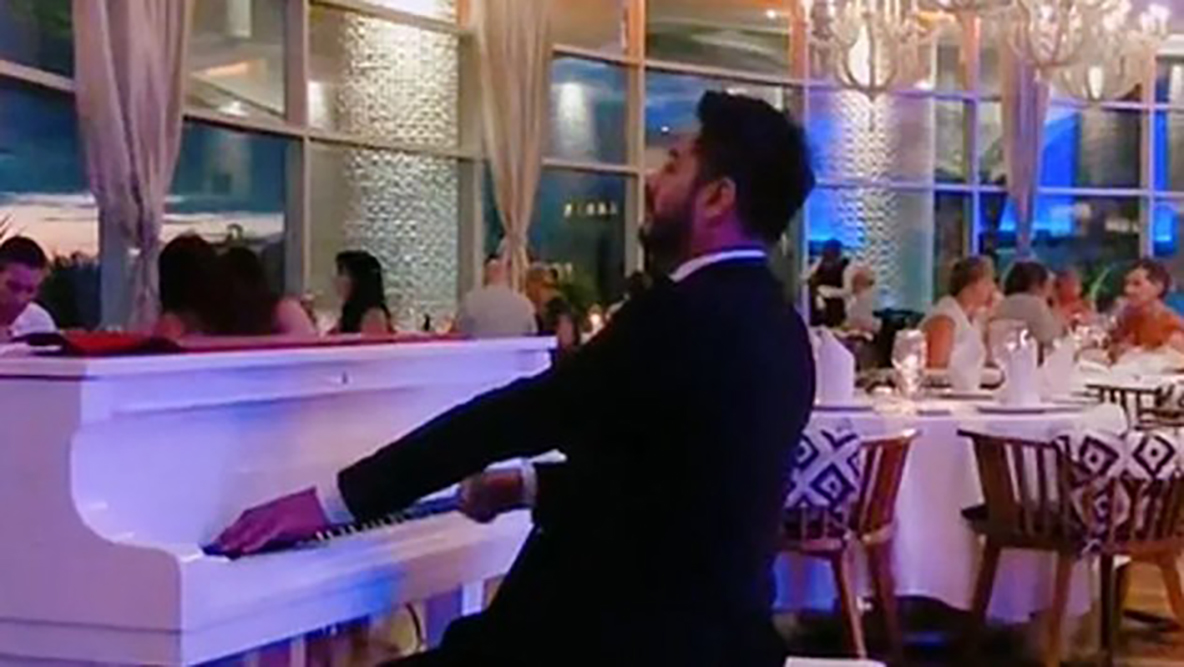 VIDEO: Pianista toca ‘En el radio un cochinero’ en restaurante de lujo y se hace viral