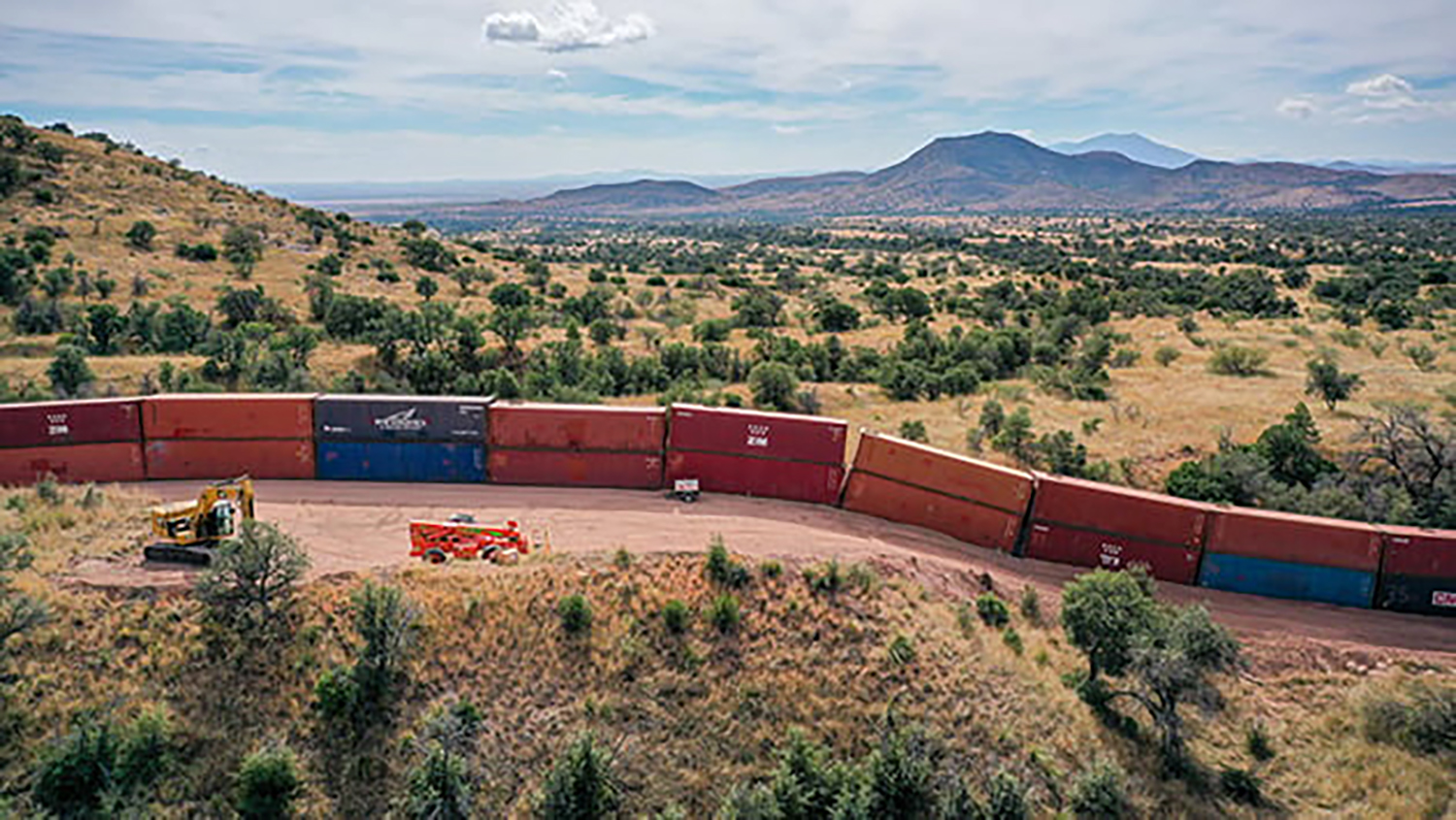 Gobernador de Arizona se apresura a terminar muro de contenedores en la frontera con México