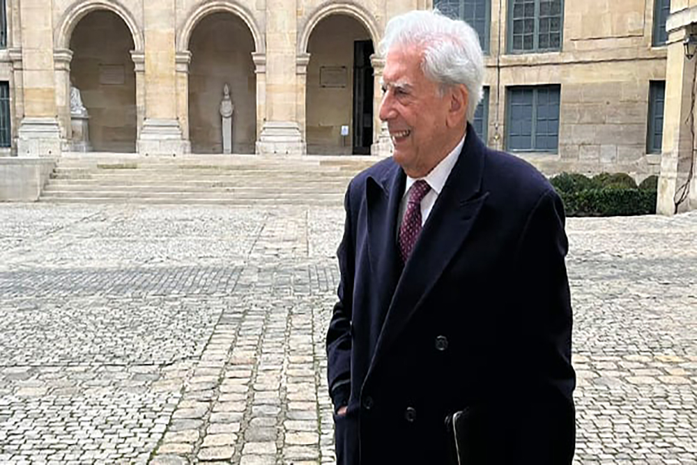 ‘La literatura es una defensa contra la muerte’: Mario Vargas Llosa