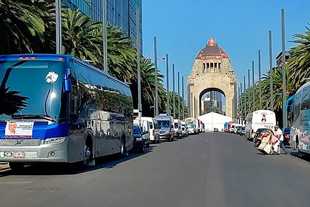 Arriban camiones del SNTE Coahuila para mitin de AMLO en el Zócalo