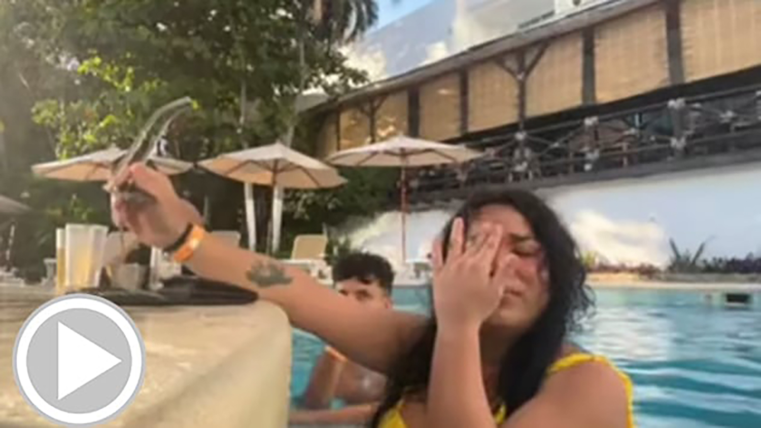 Paola Suárez, de Las pérdidas, rompe en llanto y denuncia discriminación en hotel de Acapulco