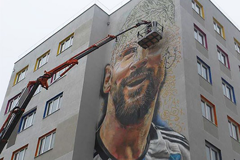 Un mural a la altura del mito: un retrato de 30 metros de Messi conquista Albania