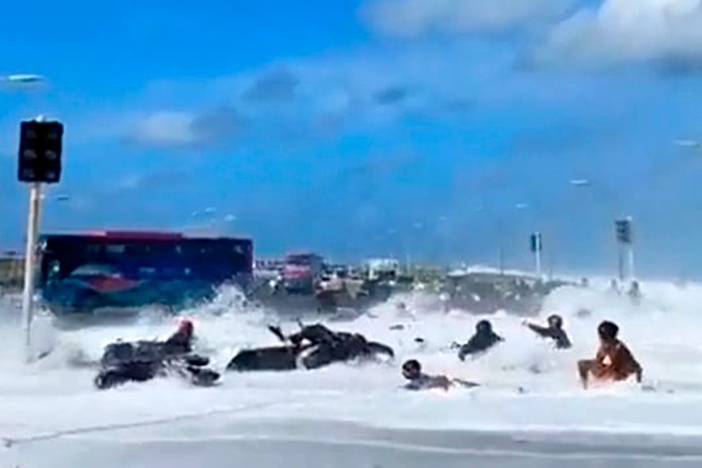 Poderosa ola por fuertes vientos arrastra a turistas y residentes en islas Maldivas
