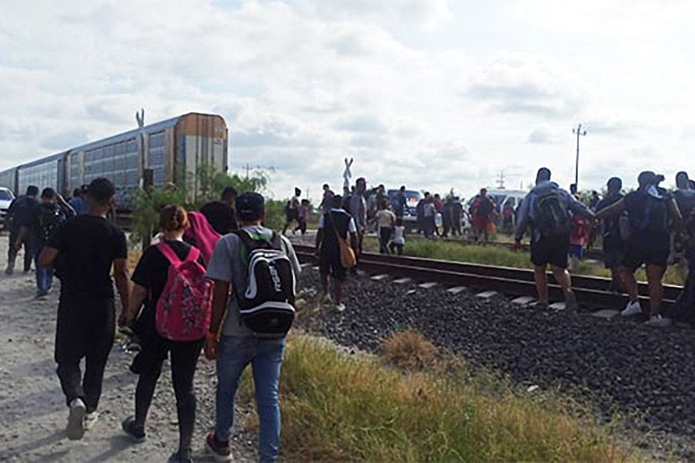 Invaden frontera de Coahuila caravanas de migrantes llegan