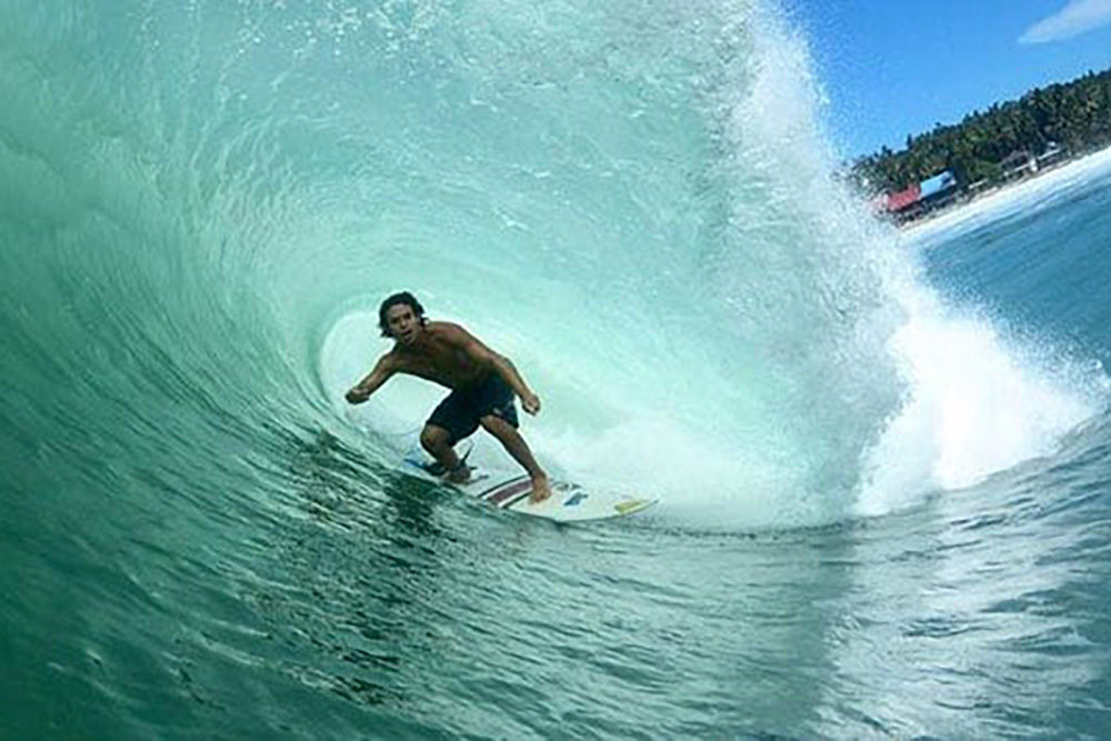Surfista Israel Barona muere en hotel de una playa en El Salvador