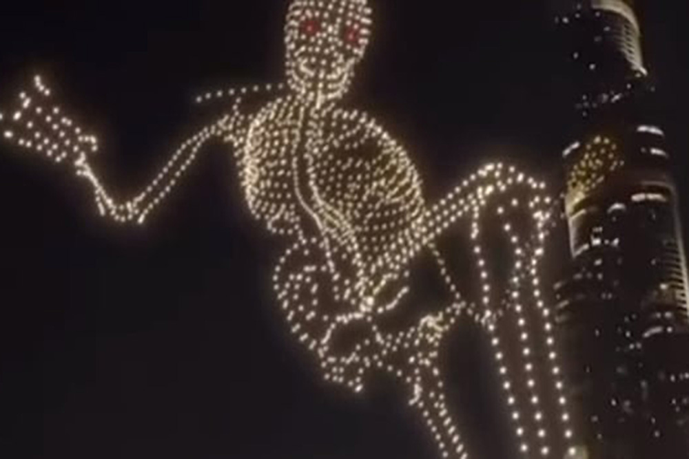 Video: Esqueleto gigante aparece en Dubái durante Halloween