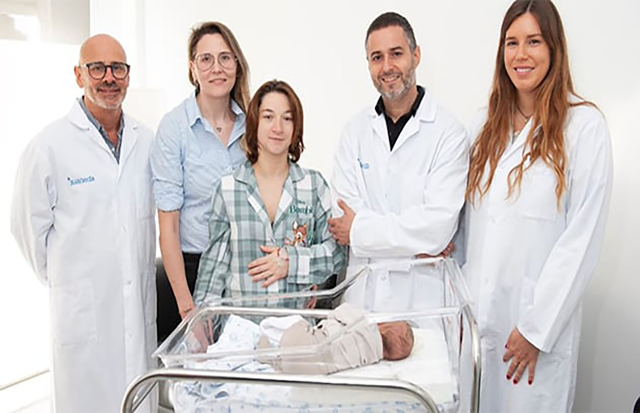 Nace el primer bebé gestado por dos mujeres