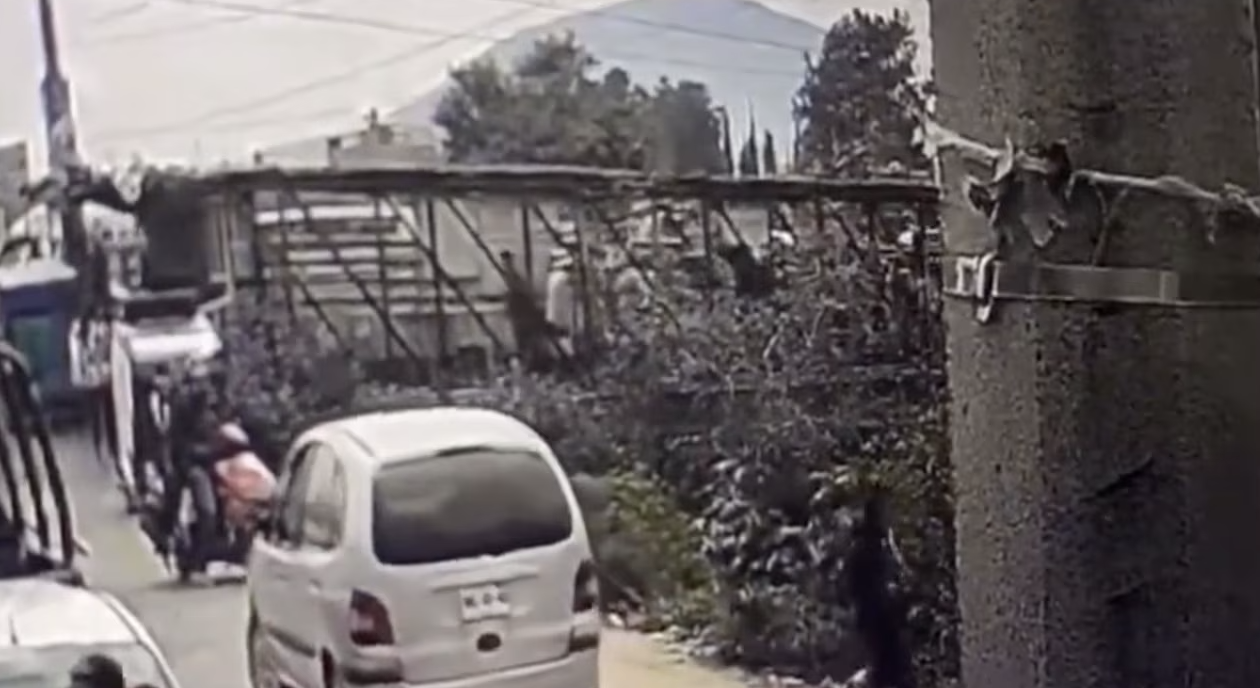 VIDEO: Captan momento exacto del derrumbe del puente peatonal en Chimalhuacán y Nezahualcóyotl