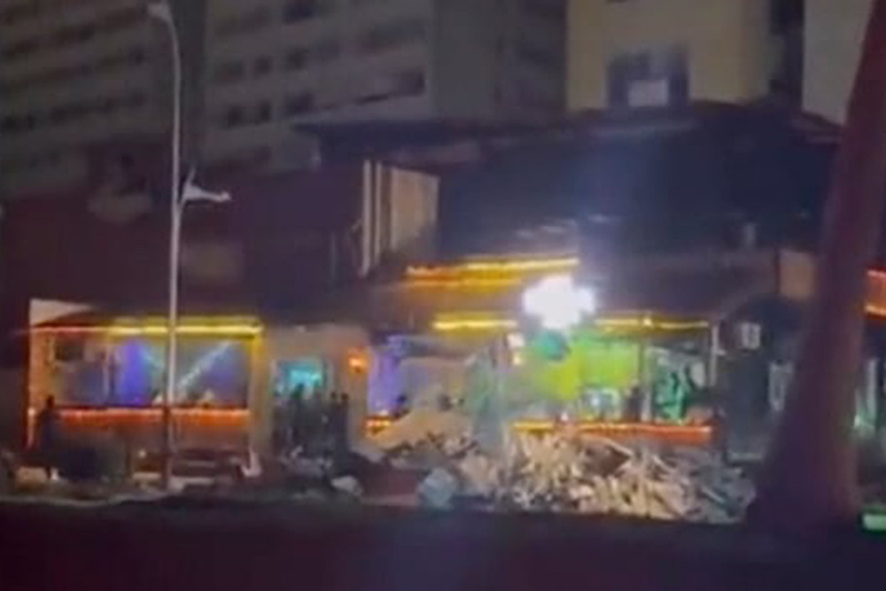 VIDEO: Entre escombros, reabren antros de Acapulco y se desatan críticas