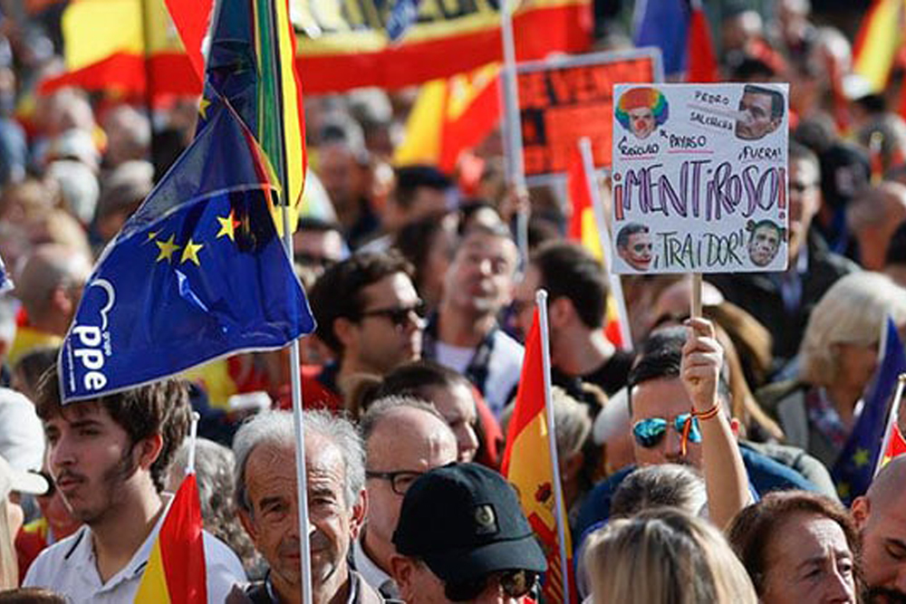 Miles de españoles protestan contra el perdón a independentistas pactado por Sánchez