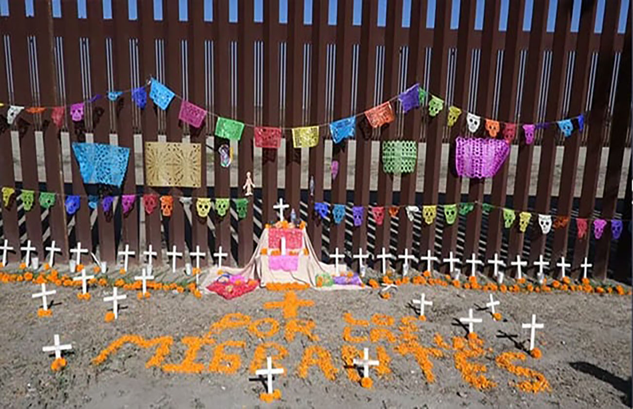 En Tijuana, colocan altar en muro fronterizo para recordar a migrantes asesinados