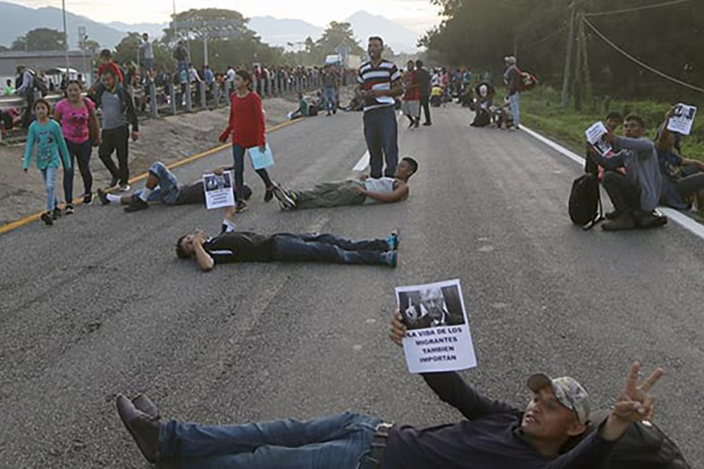 Caravana con miles de migrantes bloquea carretera resguardada por la Guardia Nacional