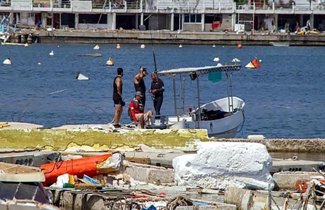 Buzos de Semar buscan cuerpos de tripulantes de embarcaciones en Acapulco