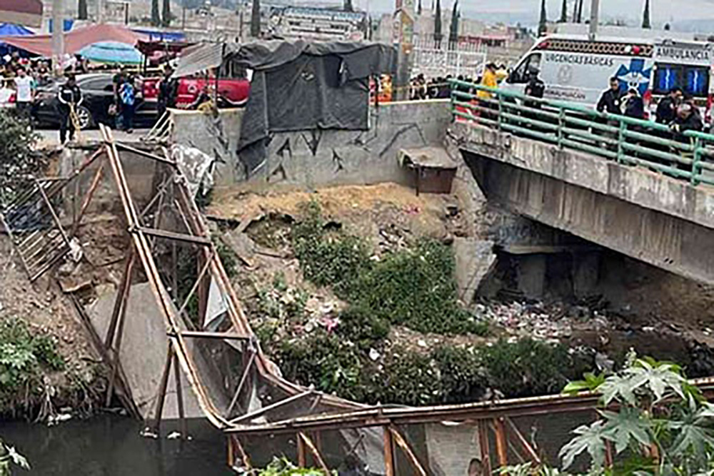 VIDEO: Momento exacto en que puente peatonal se desploma en Edomex